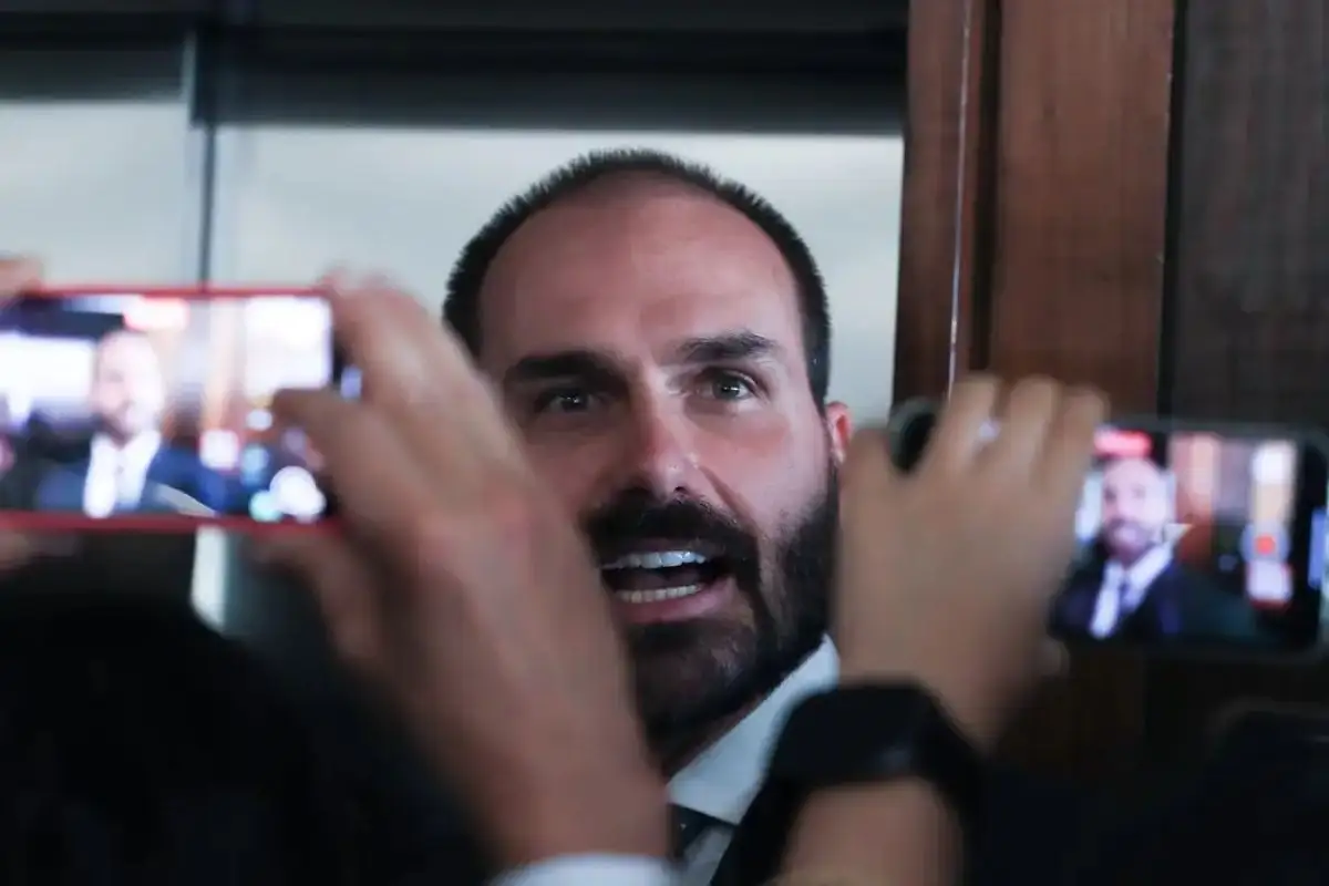 STF julga hoje Eduardo Bolsonaro no processo do tarifaço; condenação pode torná-lo inelegível