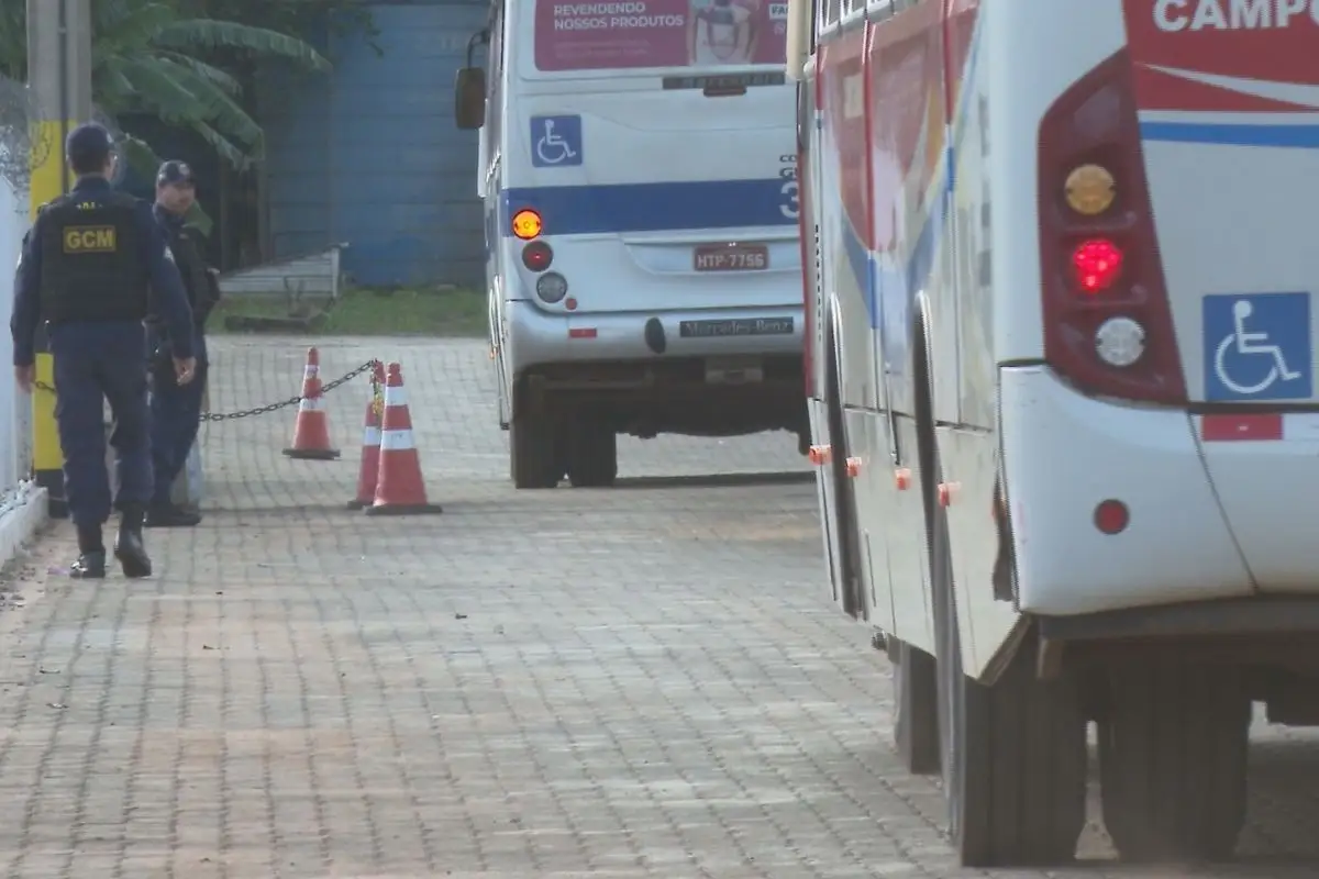 Equipe da Guarda Civil Metropolitana fazendo vigilância na sede do Consórcio Guaicurus, um dia após decreto de intervenção no transporte coletivo de Campo Grande