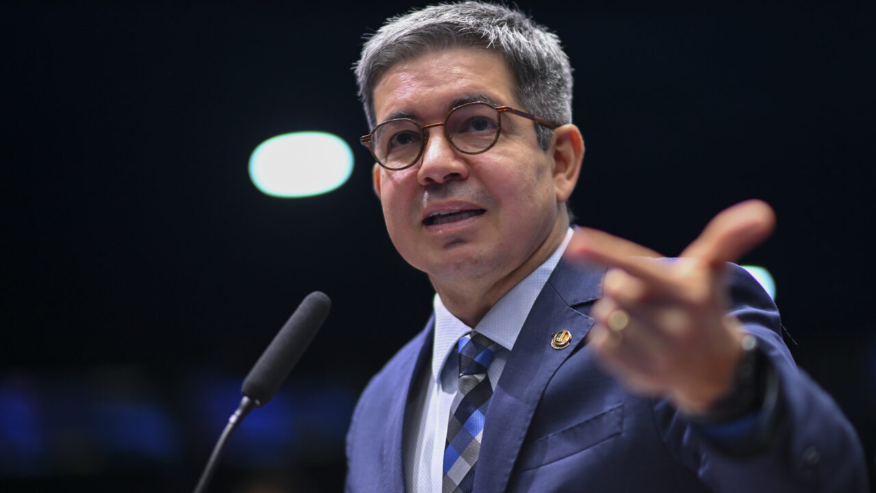 Líder do governo diz ter acordo que evitaria paralisação de caminhoneiros