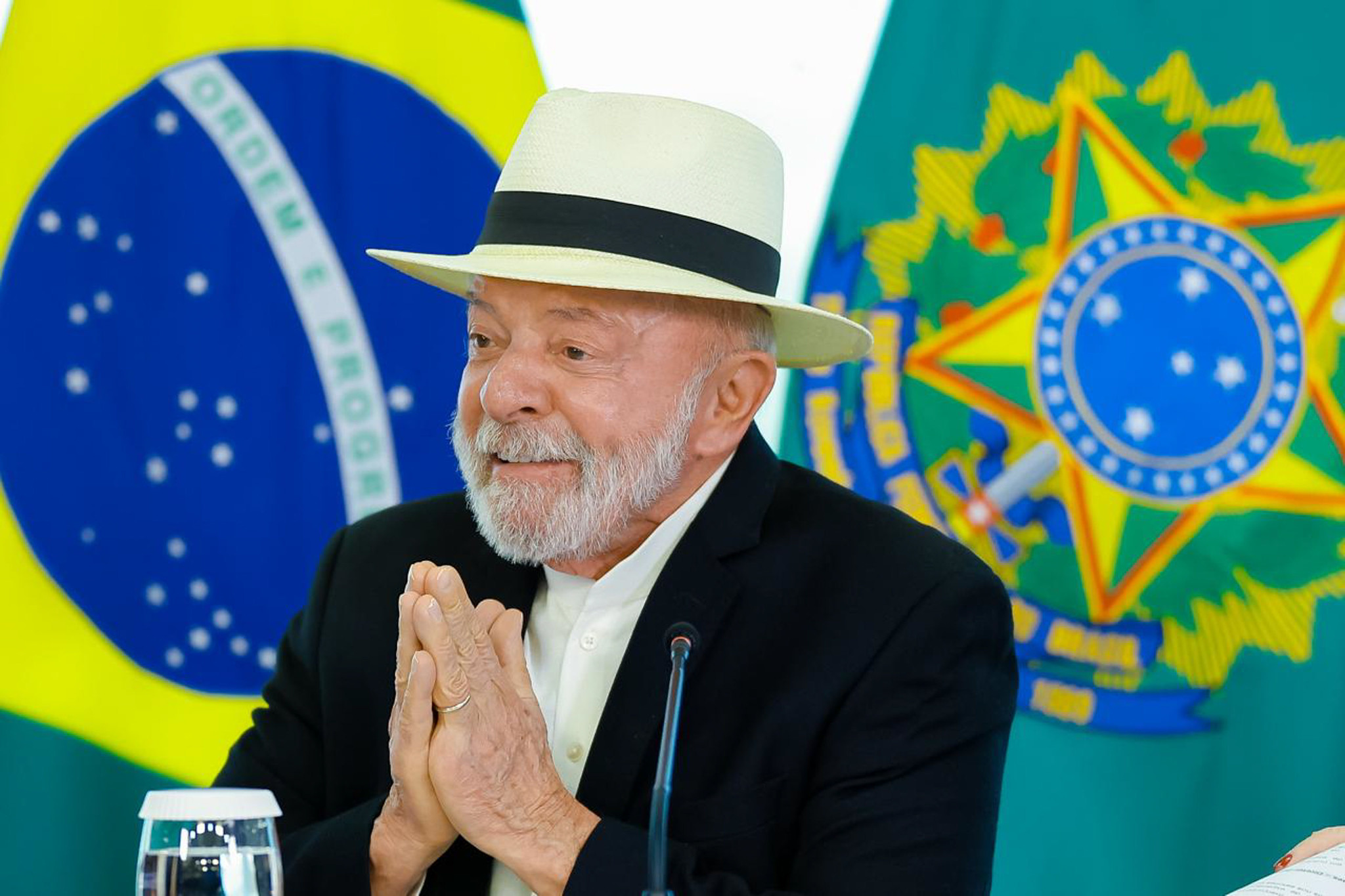 Nobel de Economia elogia o Pix e diz que tarifaço “fortalecerá” Lula