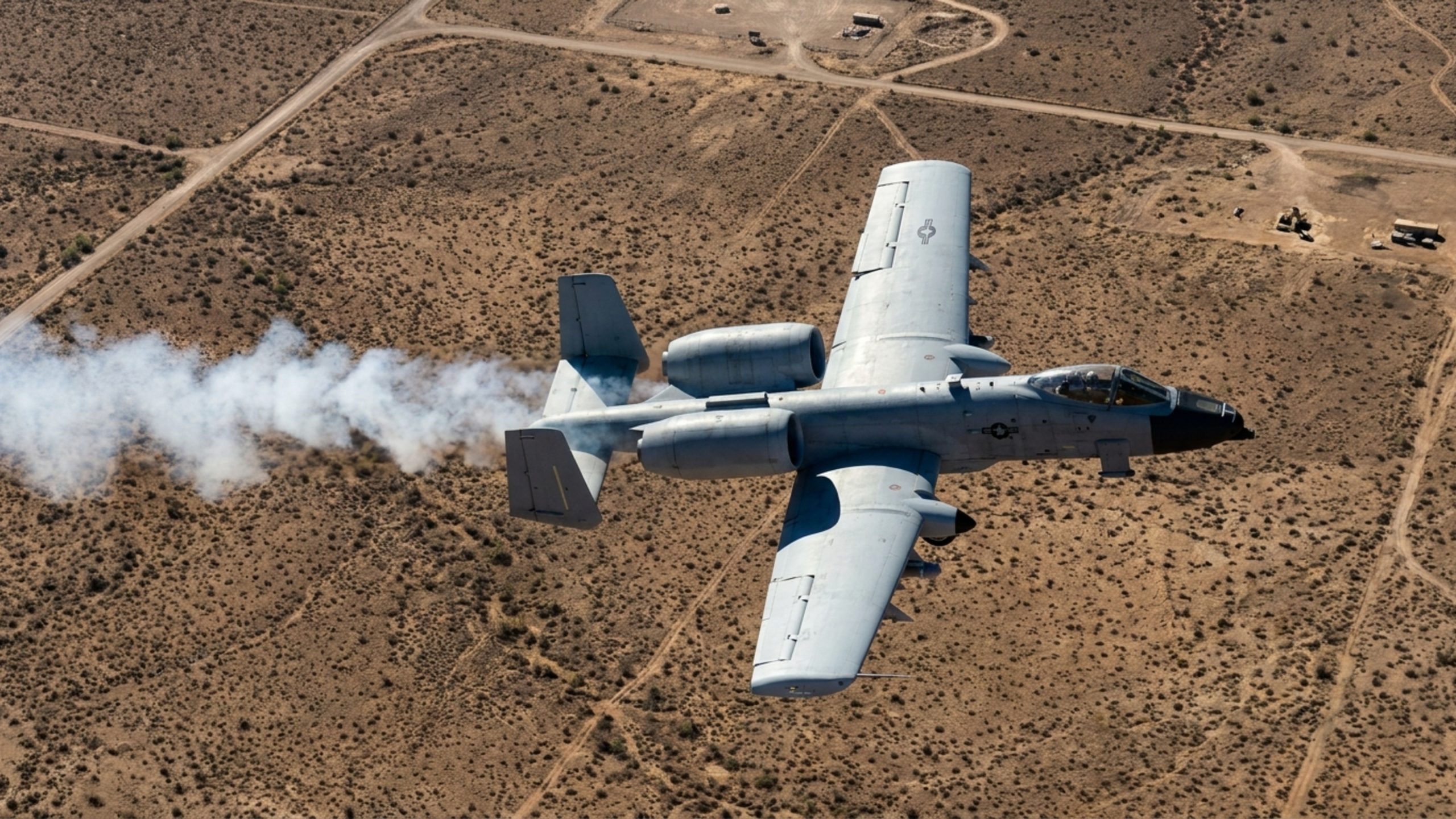 Piloto percebe fumaça saindo do A-10, perde parte do sistema hidráulico e usa praticamente todos os 2.400 metros da pista antes de conseguir parar a aeronave