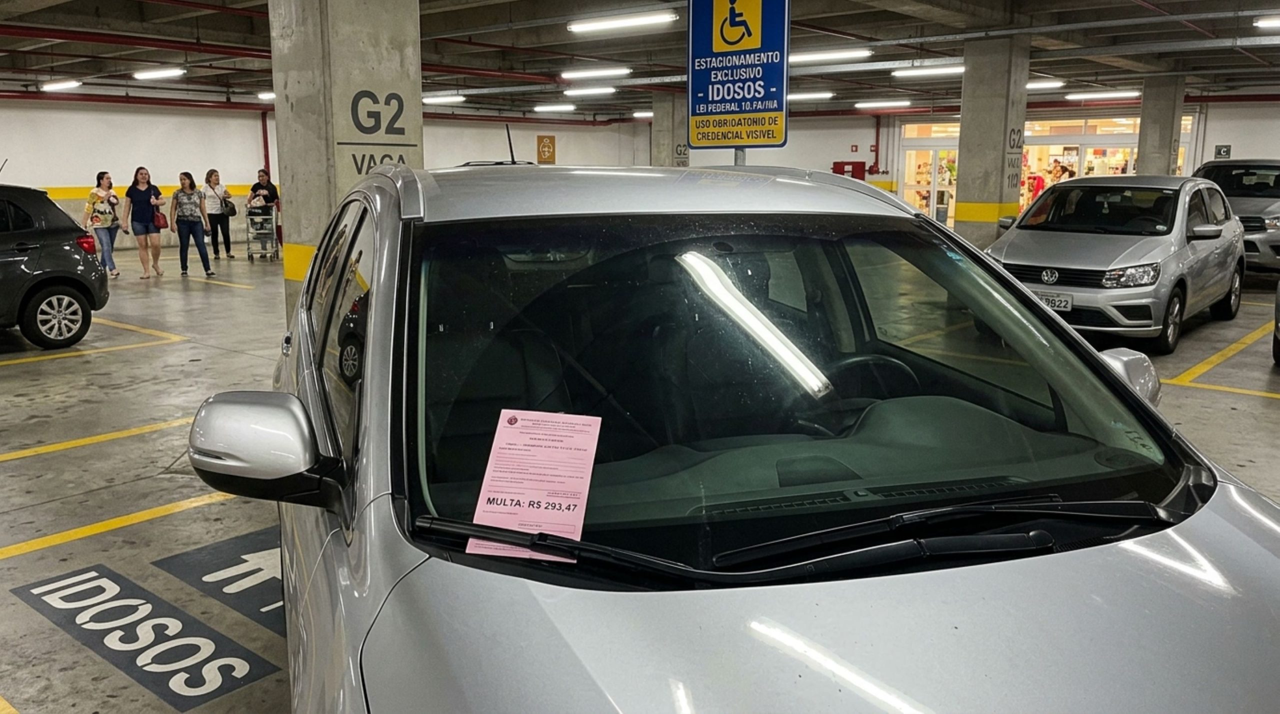 Carro em vaga de idoso no shopping pode receber multa mesmo o local sendo privado?