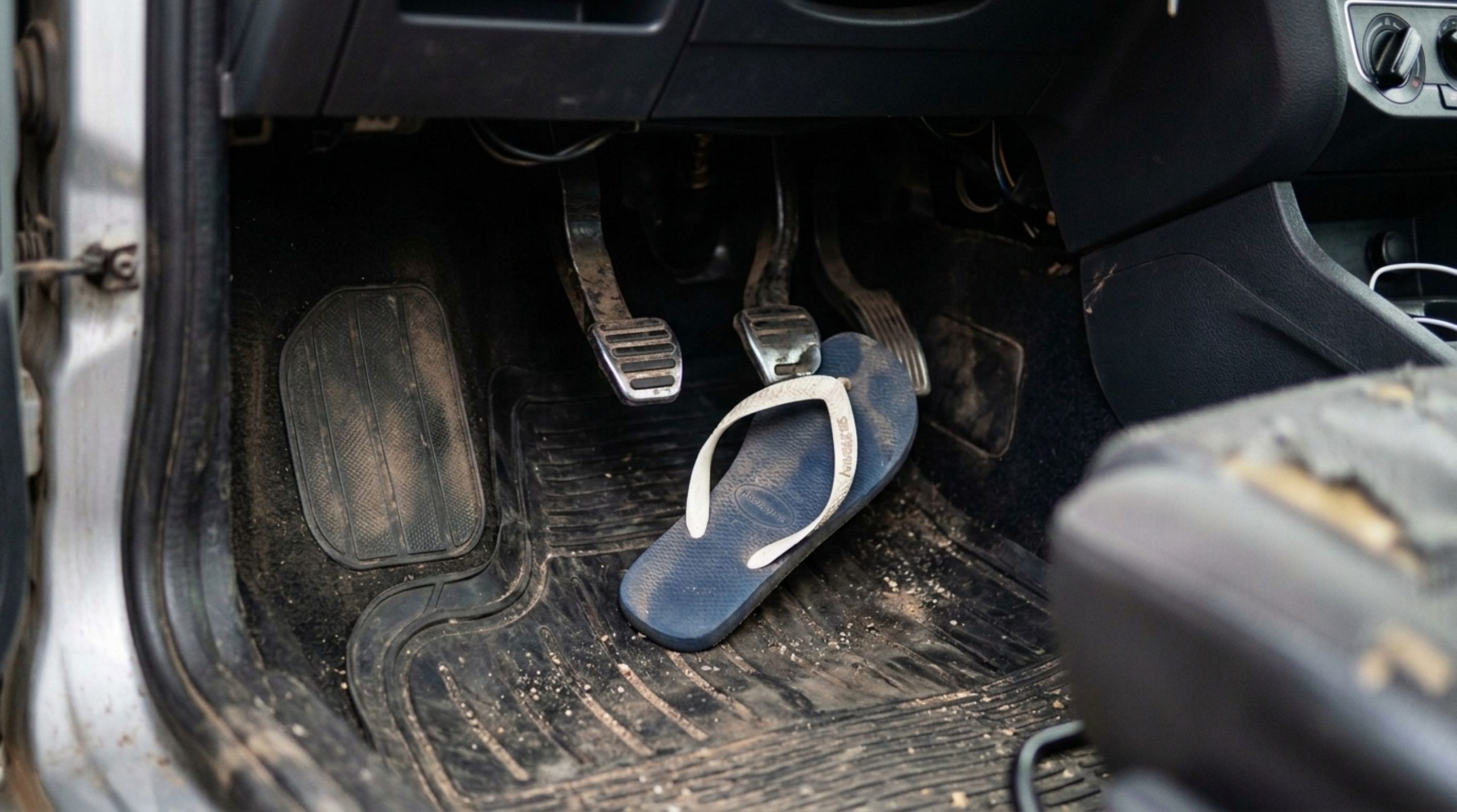 Motorista é multado após dirigir com chinelo solto e contesta interpretação do agente de trânsito
