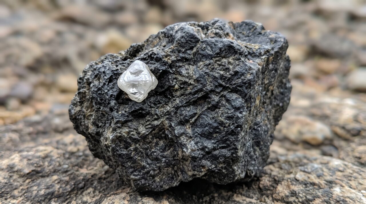 Por que a maioria dos diamantes é encontrada em chaminés vulcânicas de kimberlito e cascalhos de rios antigos? Entenda onde realmente vale a pena procurar essa pedra preciosa