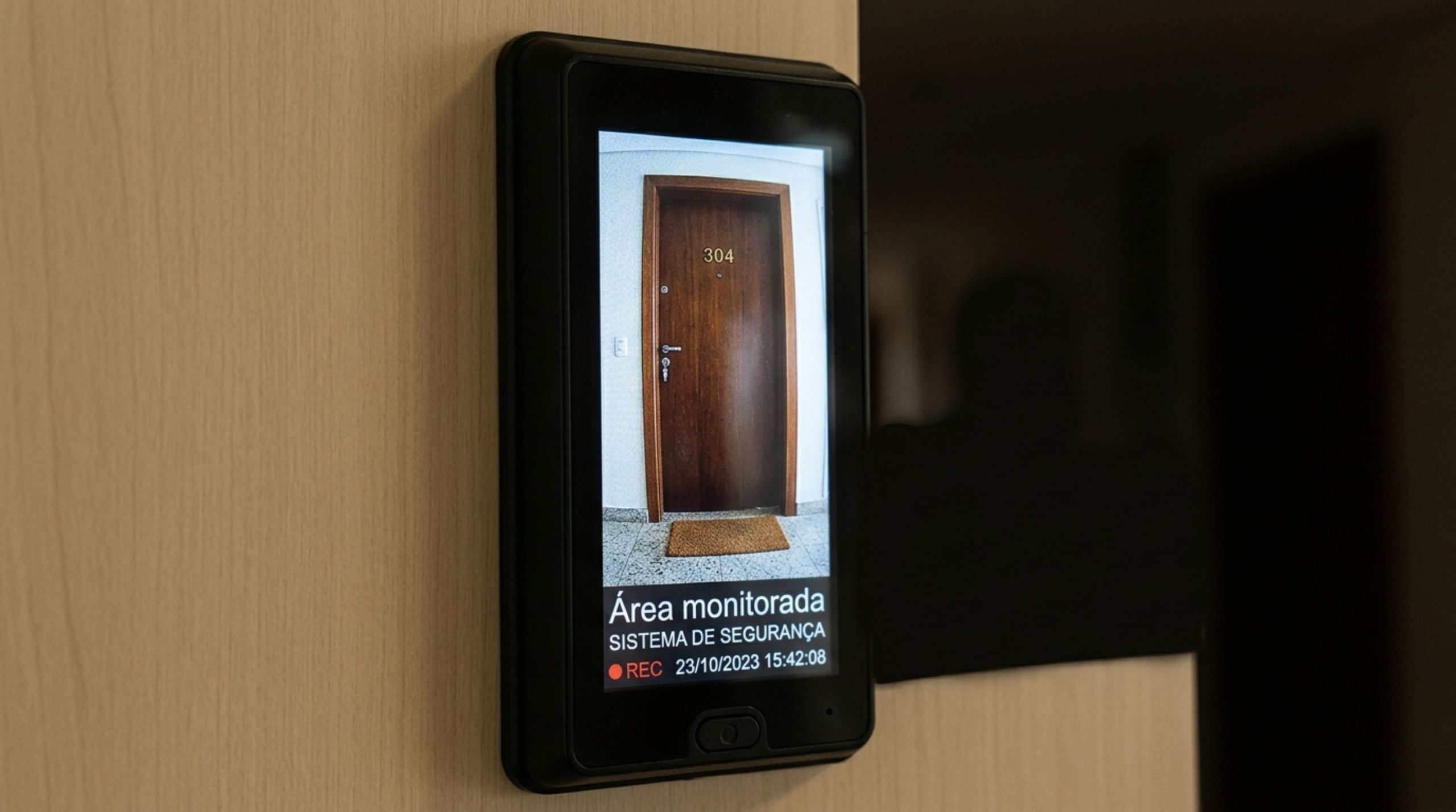 Câmera na porta do apartamento pode filmar o corredor e a porta do vizinho?