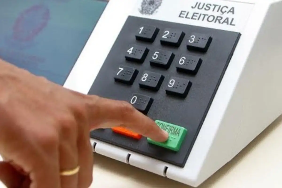 Eleitores que estarão fora da cidade durante as Eleições 2026 poderão solicitar o voto em trânsito a partir desta segunda-feira (20). - Foto: TSE