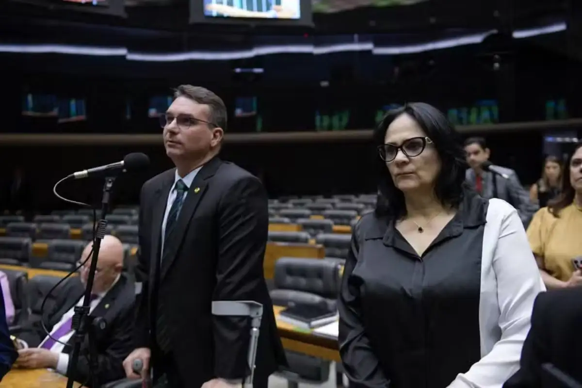 Damares reage a crise no núcleo bolsonarista e ameaça se afastar de campanha de Flávio Bolsonaro
