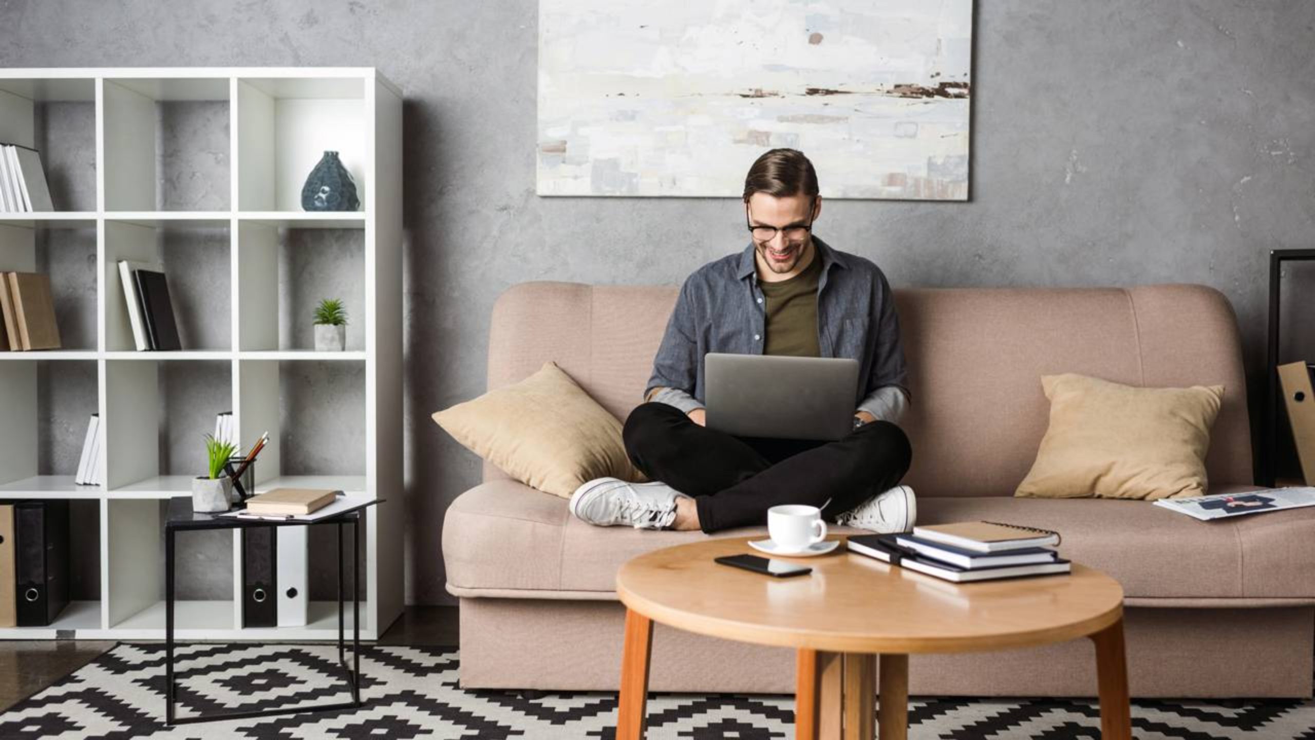 Funcionário que trabalha de home office pode receber vale-transporte? A regra que muitas empresas descumprem sem saber