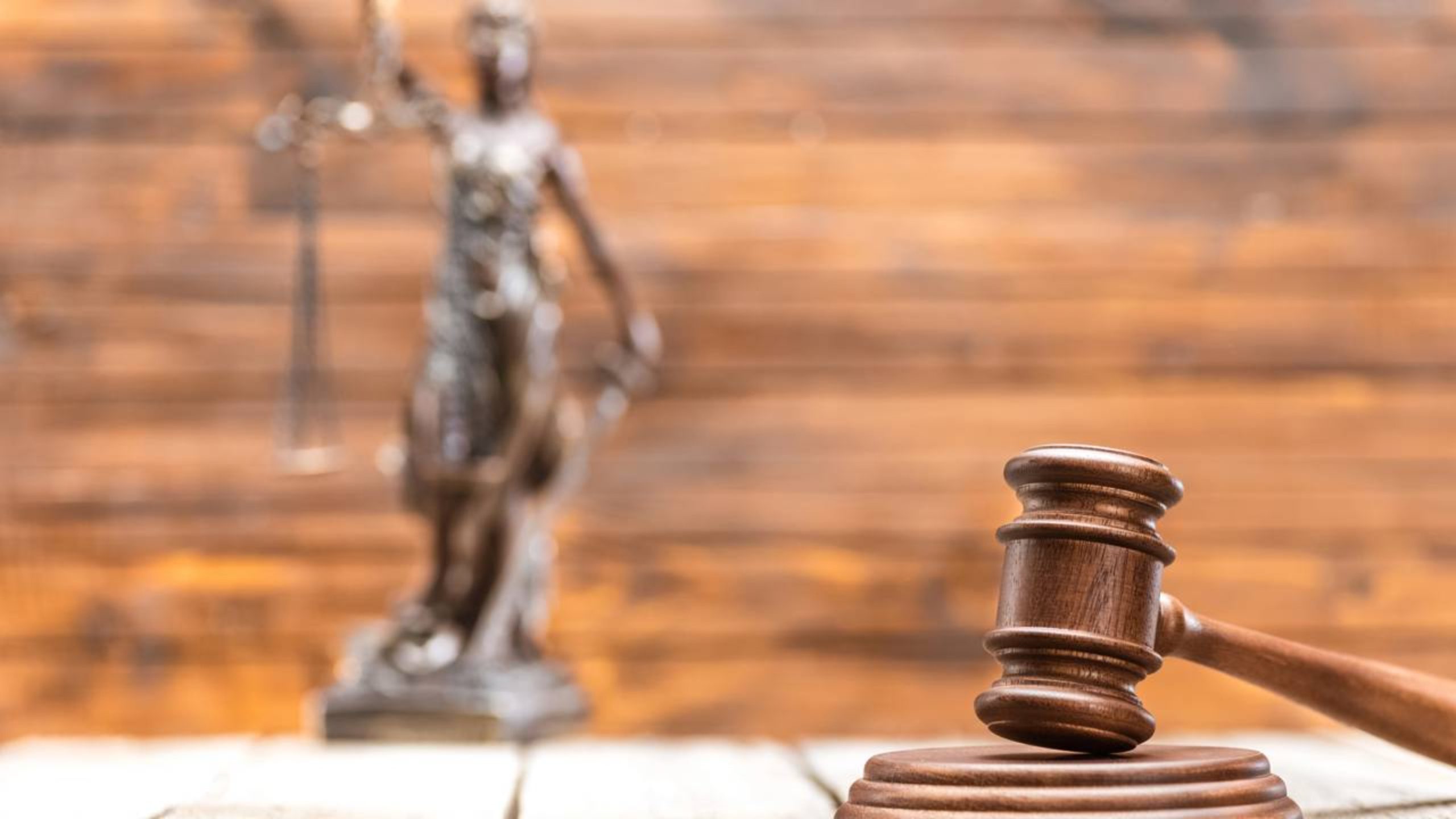 Justiça bate o martelo sobre empresa que demitiu funcionário por justa causa após ele exceder 4 minutos de trabalho