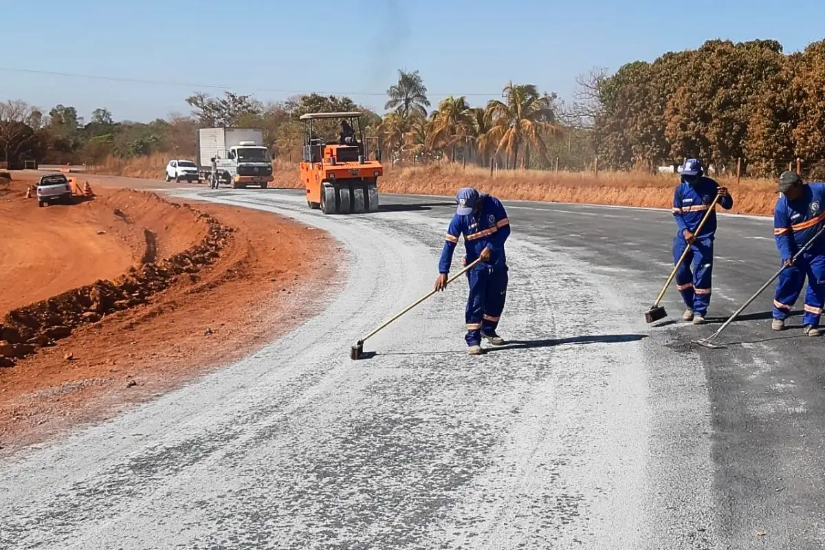 Empresas podem concorrer a licitações para asfaltar 5km de rua de chão em Cuiabá e Várzea Grande