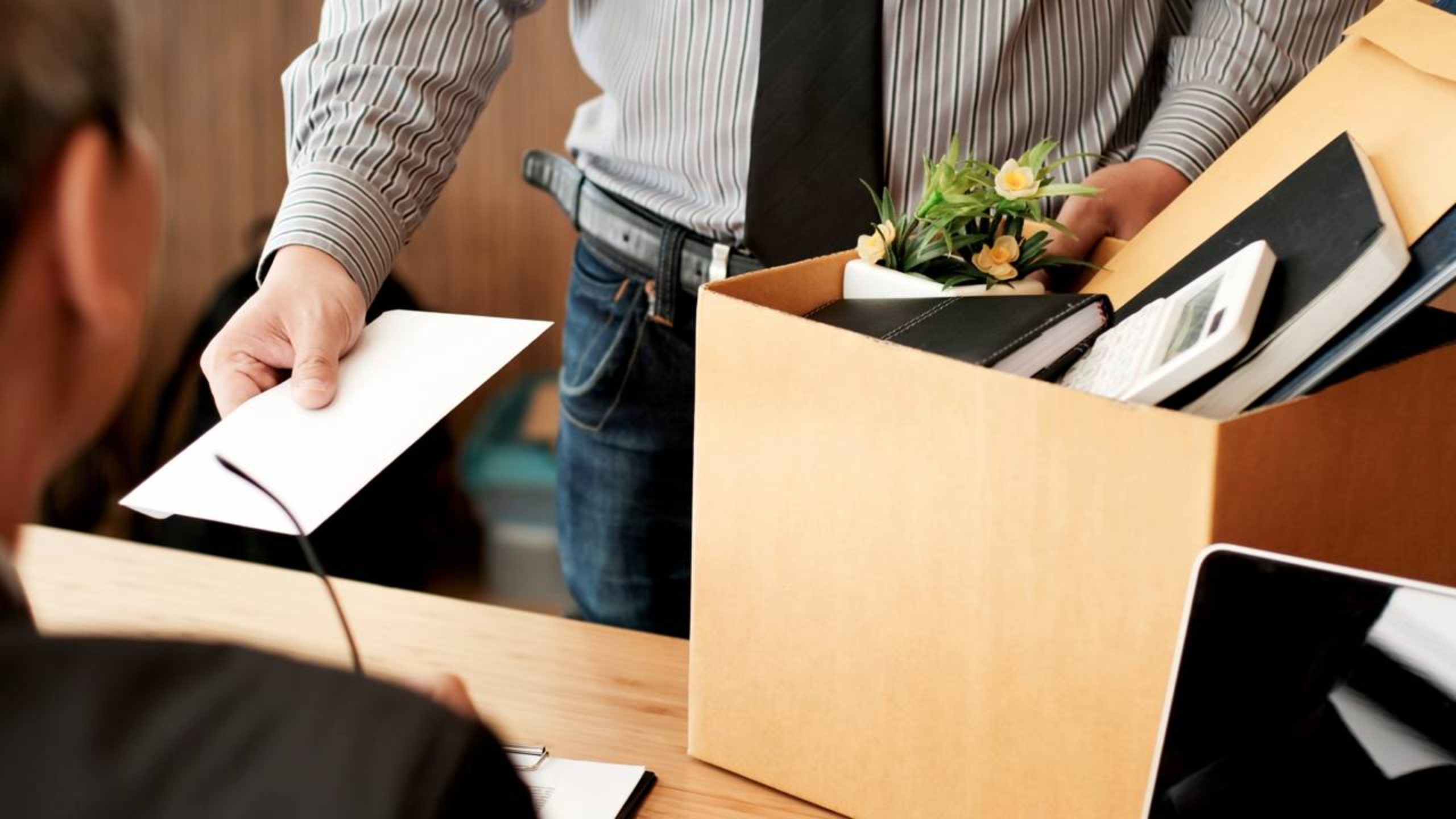 Pediu demissão e o patrão quer descontar o aviso prévio do salário? Saiba quando isso é ilegal e como recorrer