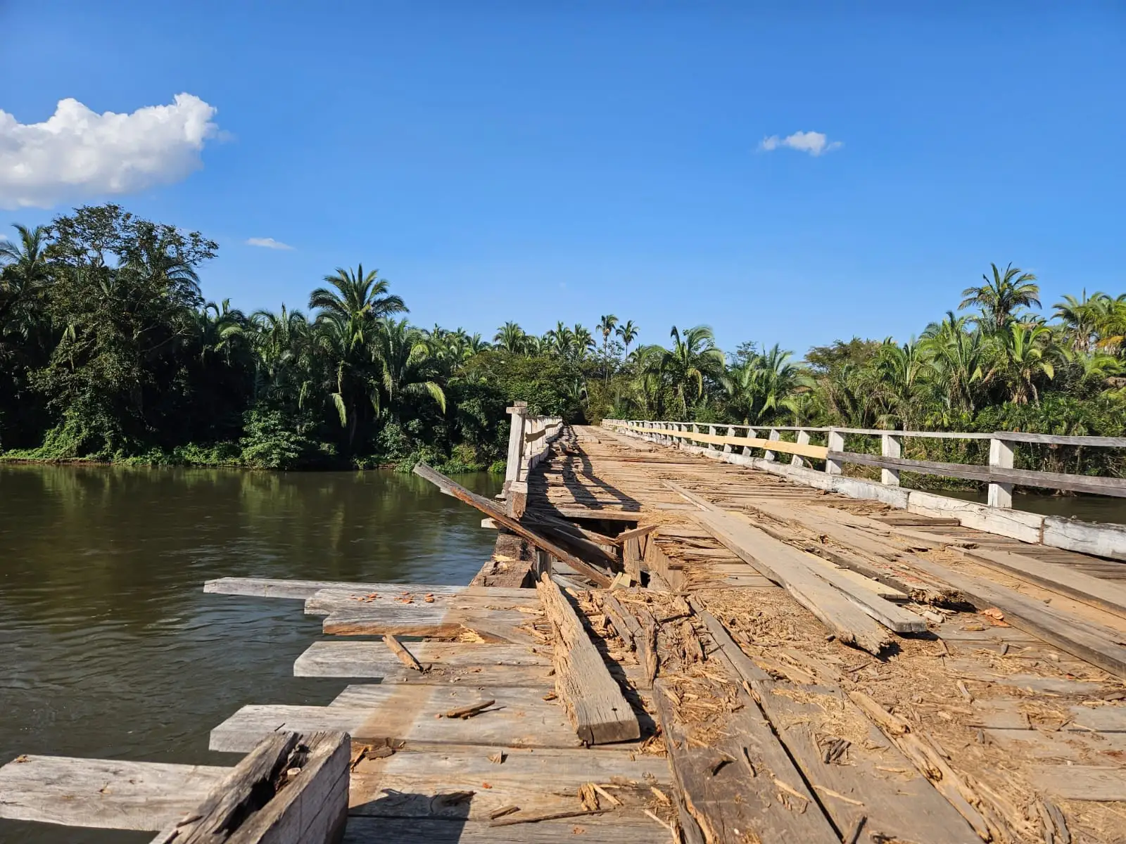 Prejuízos e risco de acidentes: moradores de assentamento se arriscam em travessia de ponte quebrada