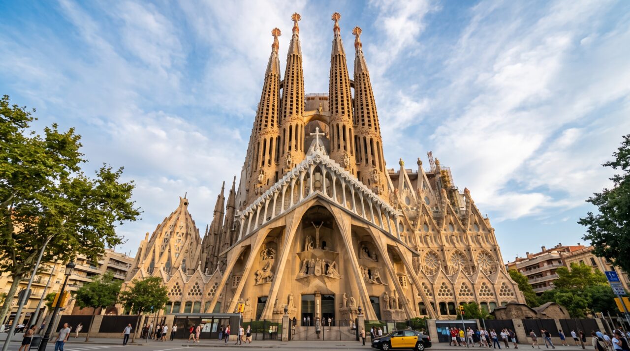 Em construção contínua há mais de 140 anos, a gigantesca obra-prima inacabada que desafia o tempo é financiada exclusivamente por doações, sem usar um único centavo de dinheiro público