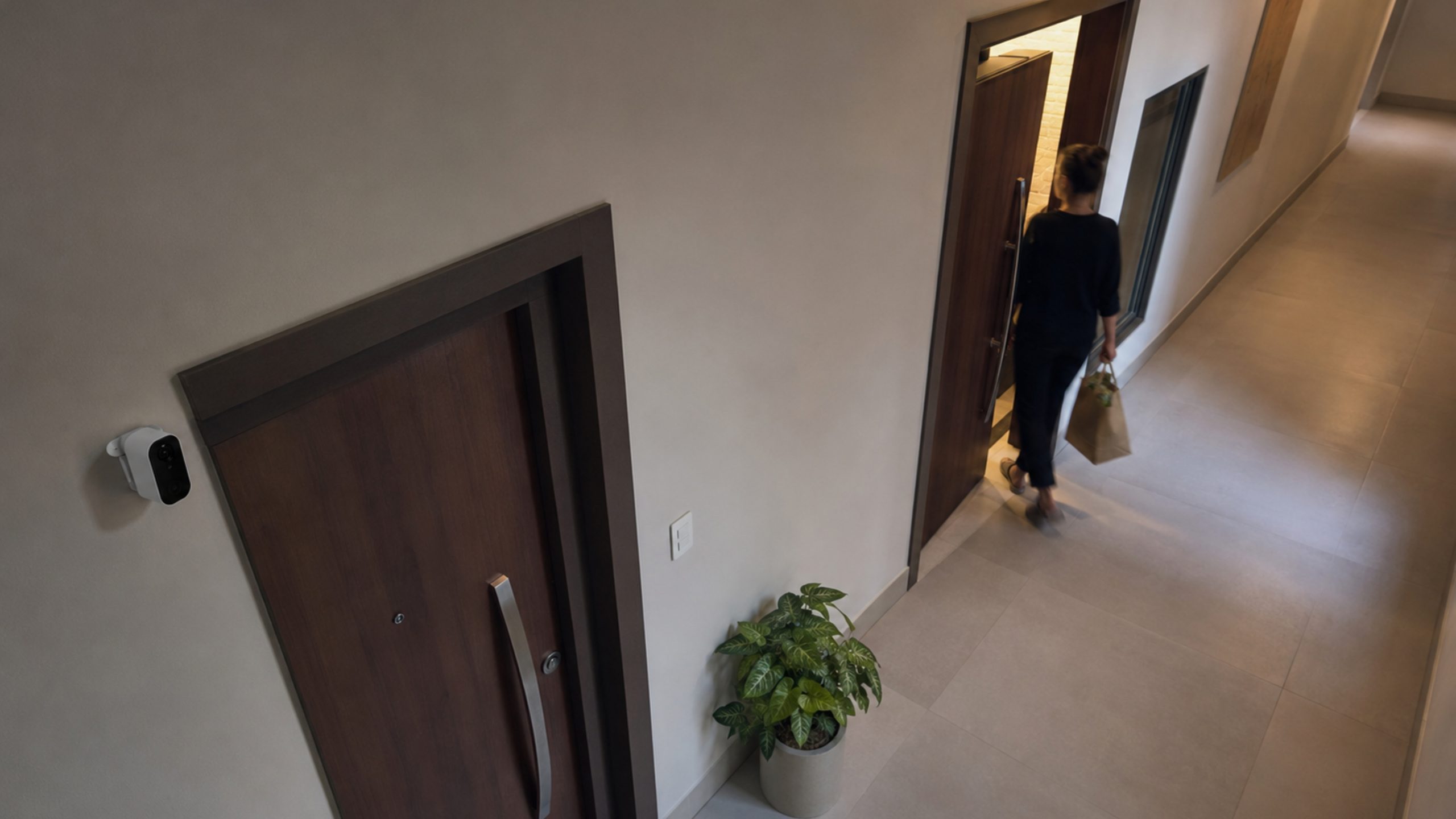 Vizinho instala uma câmera na porta e passa a filmar todo o corredor: o condomínio pode proibir?