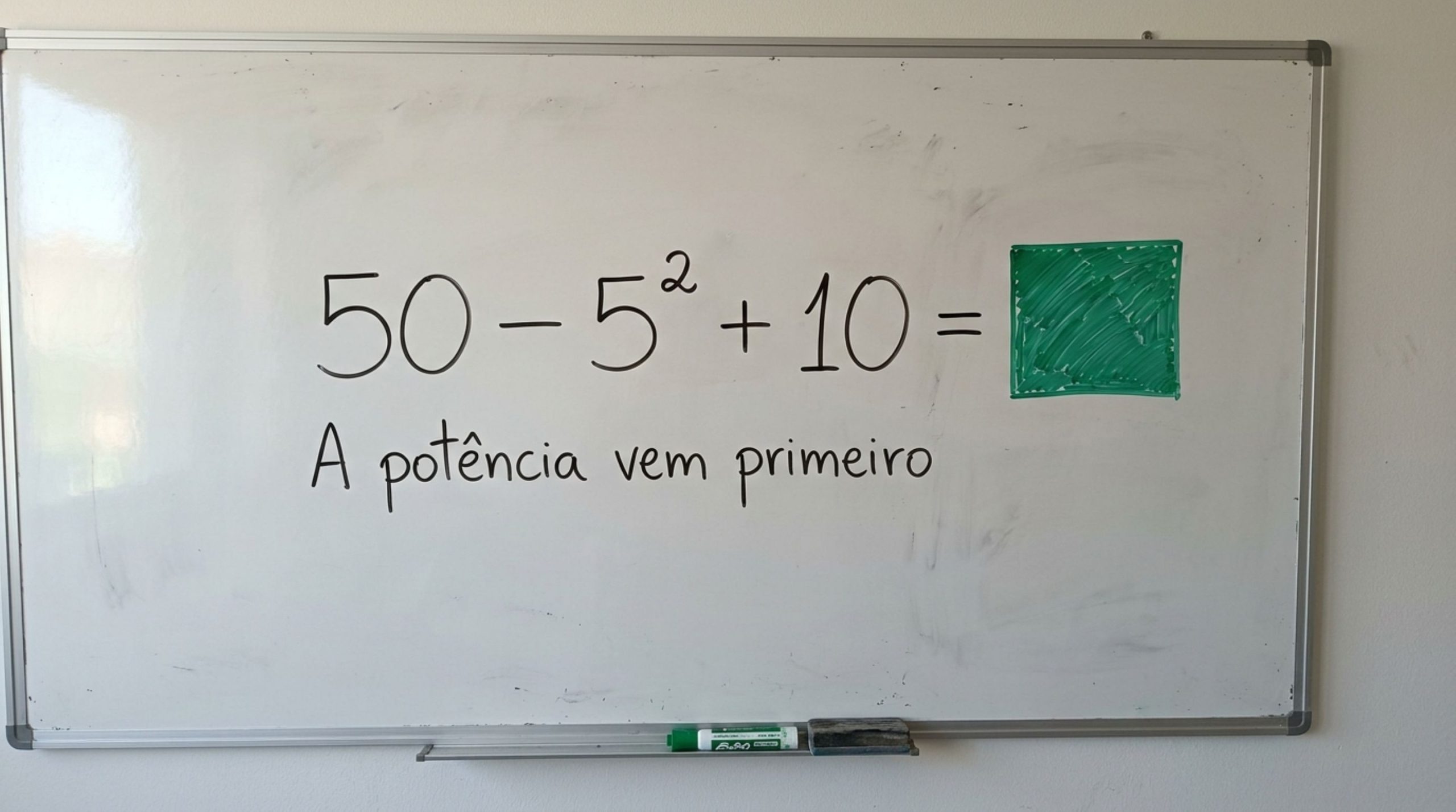 Você consegue resolver 50 − 5² + 10 sem cometer o erro mais comum?