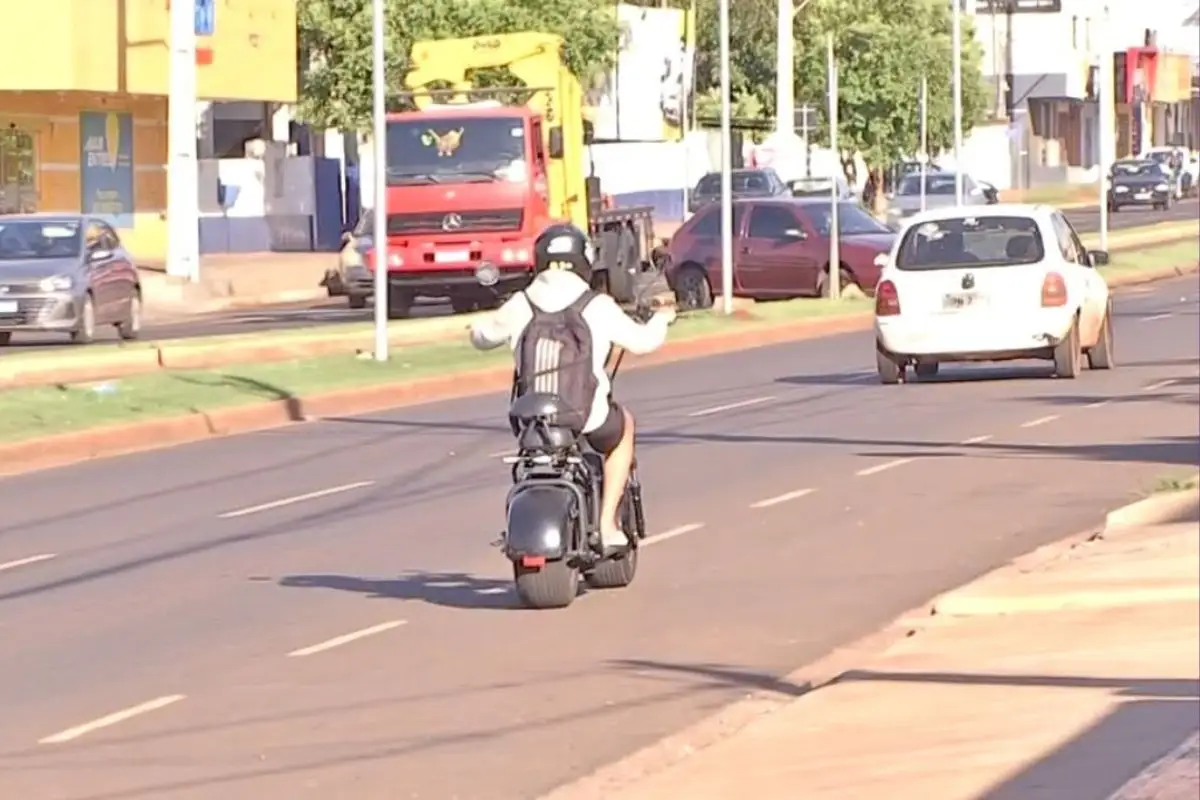 Texto também prevê punições para comportamentos considerados perigosos em bicicletas elétricas. (Foto: TV Morena)