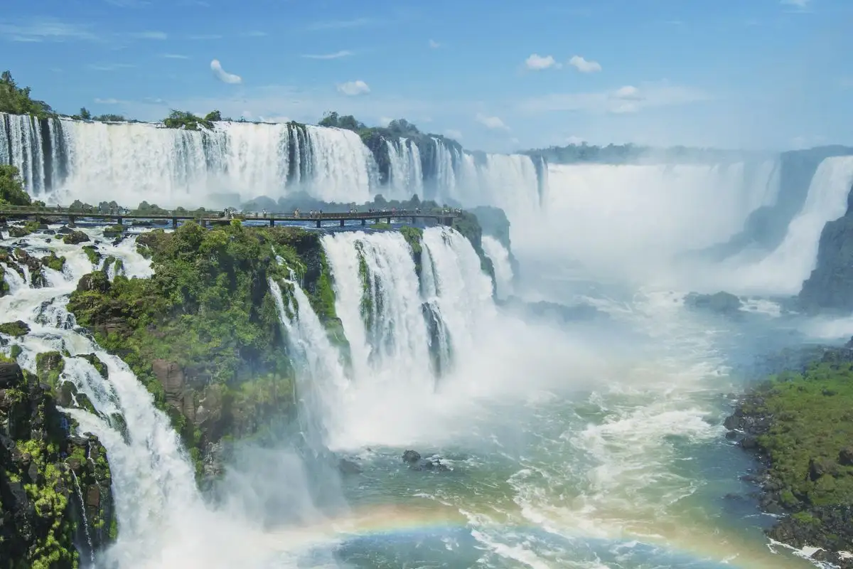 Barco com turistas tomba em passeio nas Cataratas do Iguaçu e jovem de 26 anos morre