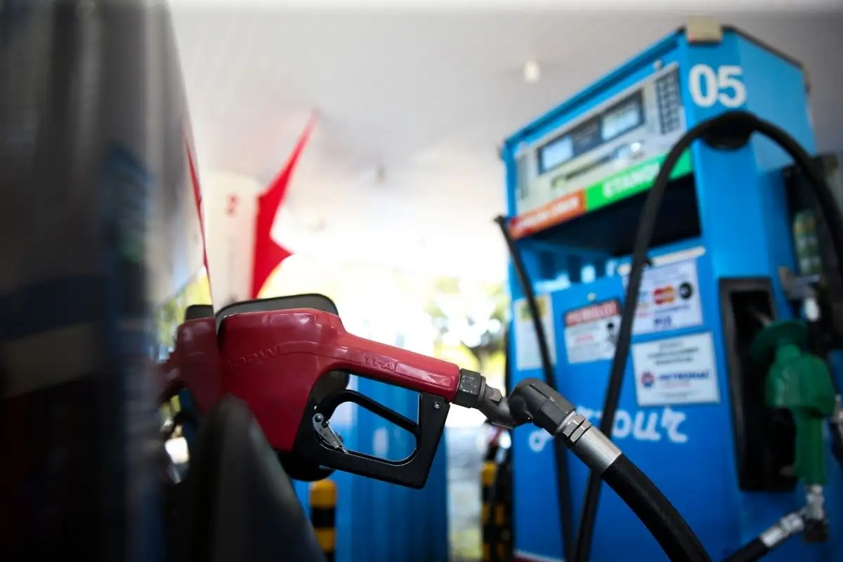 Gasolina muda a partir deste sábado; mistura de etanol sobe para 32% em todo o país
