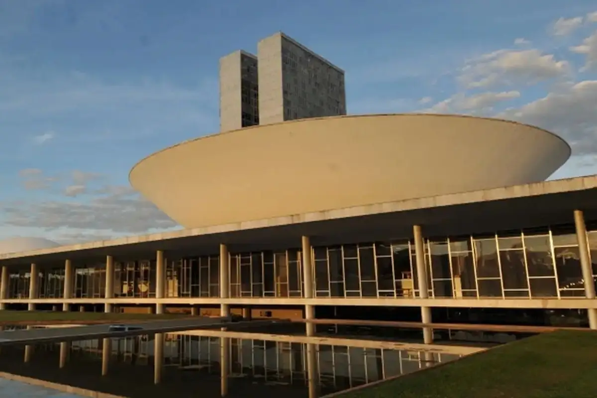 Escala 6×1, MEI e misoginia: Congresso adia votações para agosto