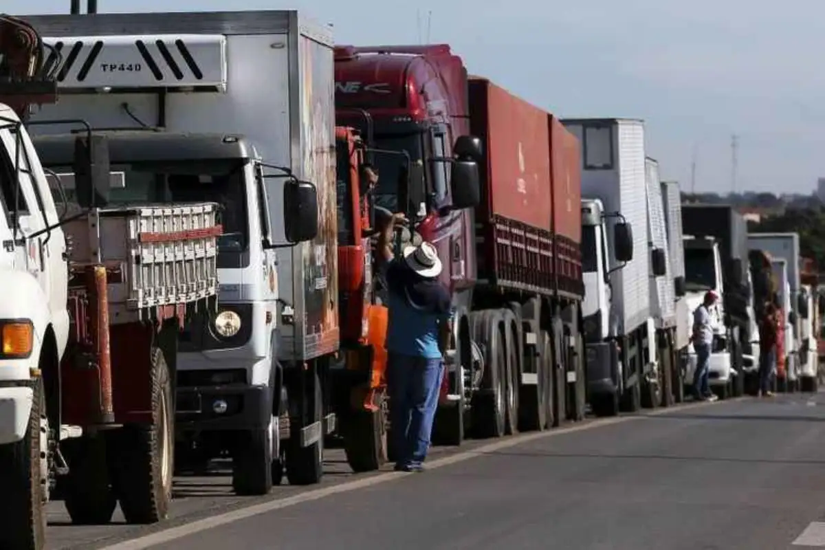 MP estabelece novas regras para frete e anistia multas de caminhoneiros que bloquearam rodovias