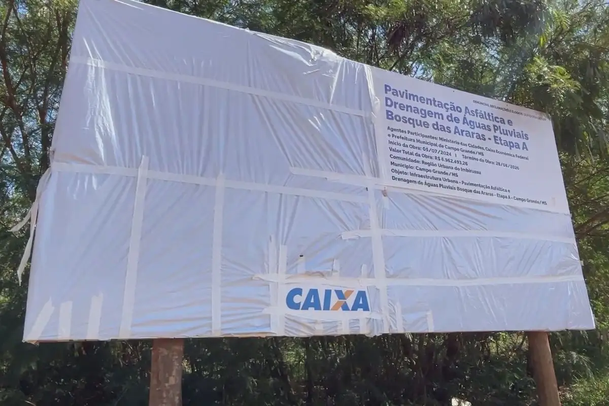 Placa com informações de governo encobertas em Campo Grande. (Foto: Fabio Rodrigues)