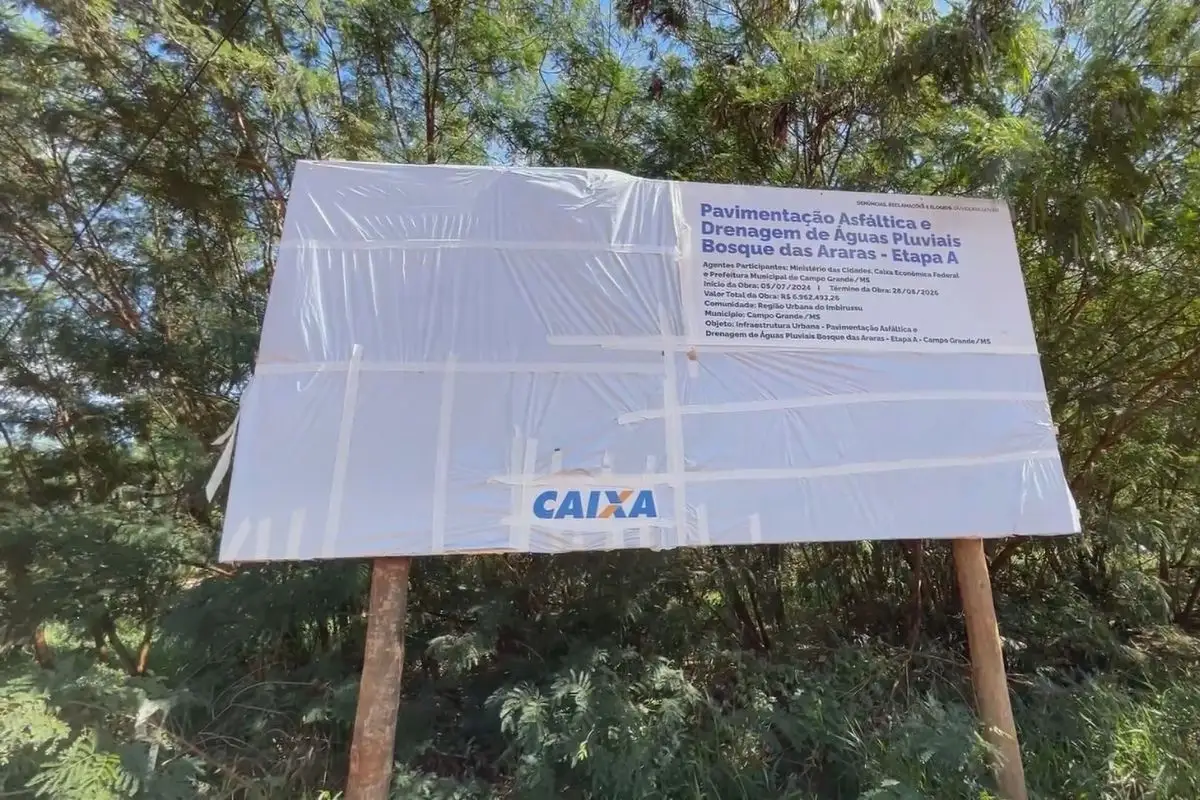 Cidade amanhece com placas cobertas; saiba por que isso está acontecendo