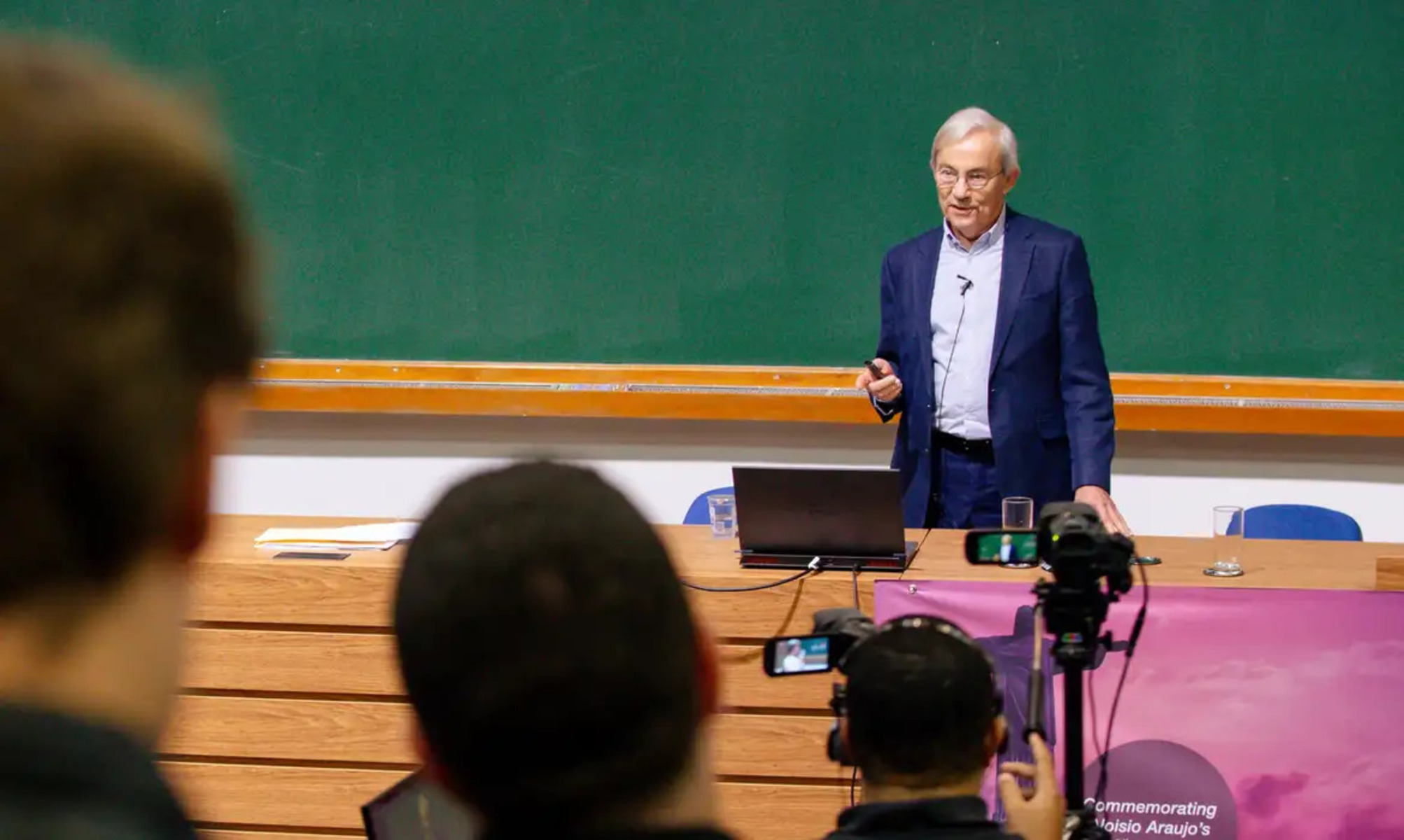 Nobel de Economia relativiza efeito da IA no emprego