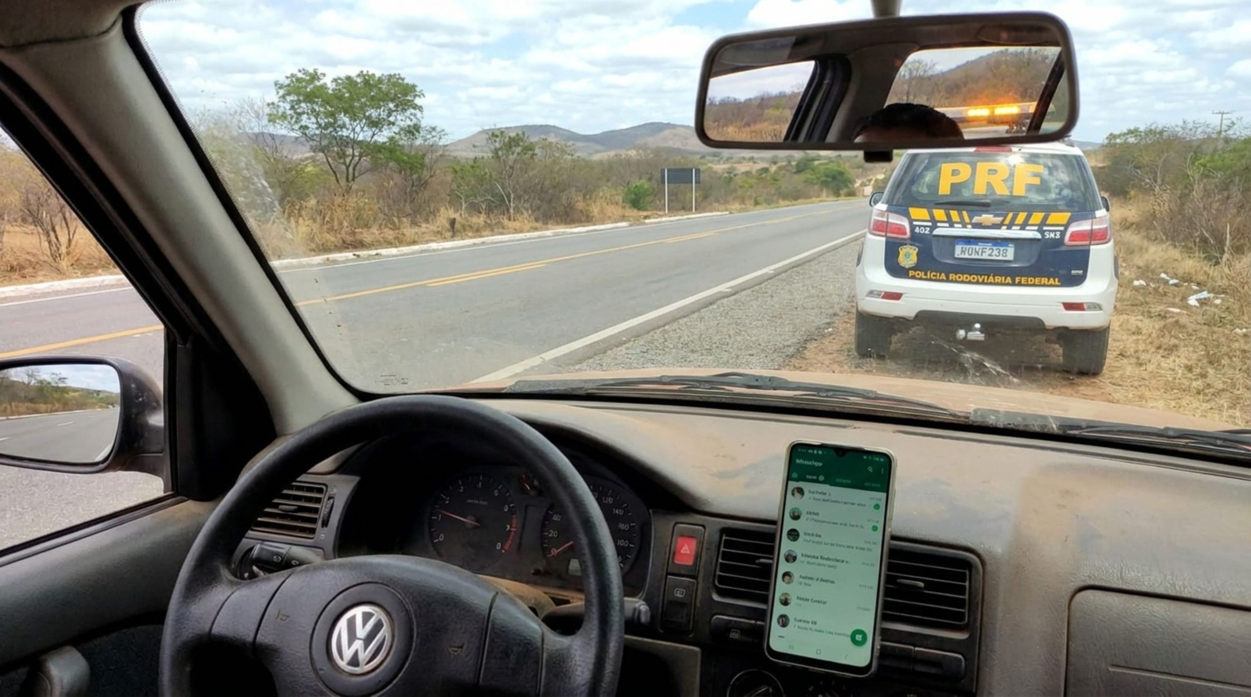 Motorista é multado por parar no acostamento para responder mensagem no WhatsApp e descobre que a lei só permite parada em uma única situação
