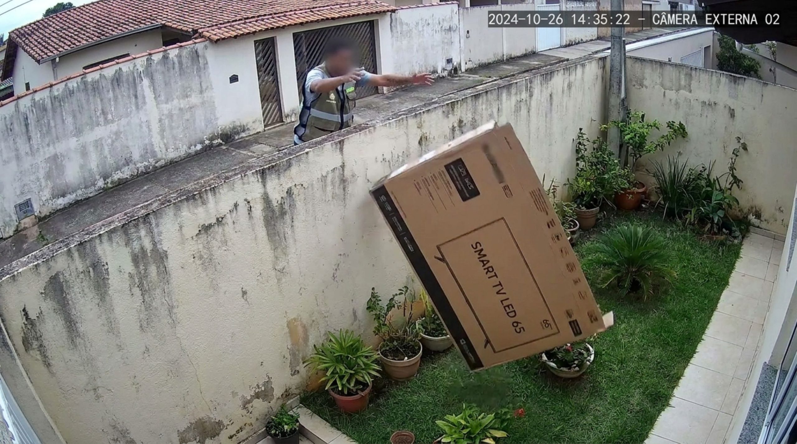 Homem compra TV de R$ 4 mil, mas não estava em casa para receber, ao checar as câmeras da residência, vê o entregador jogando o pacote por cima do muro, destruindo completamente o produto