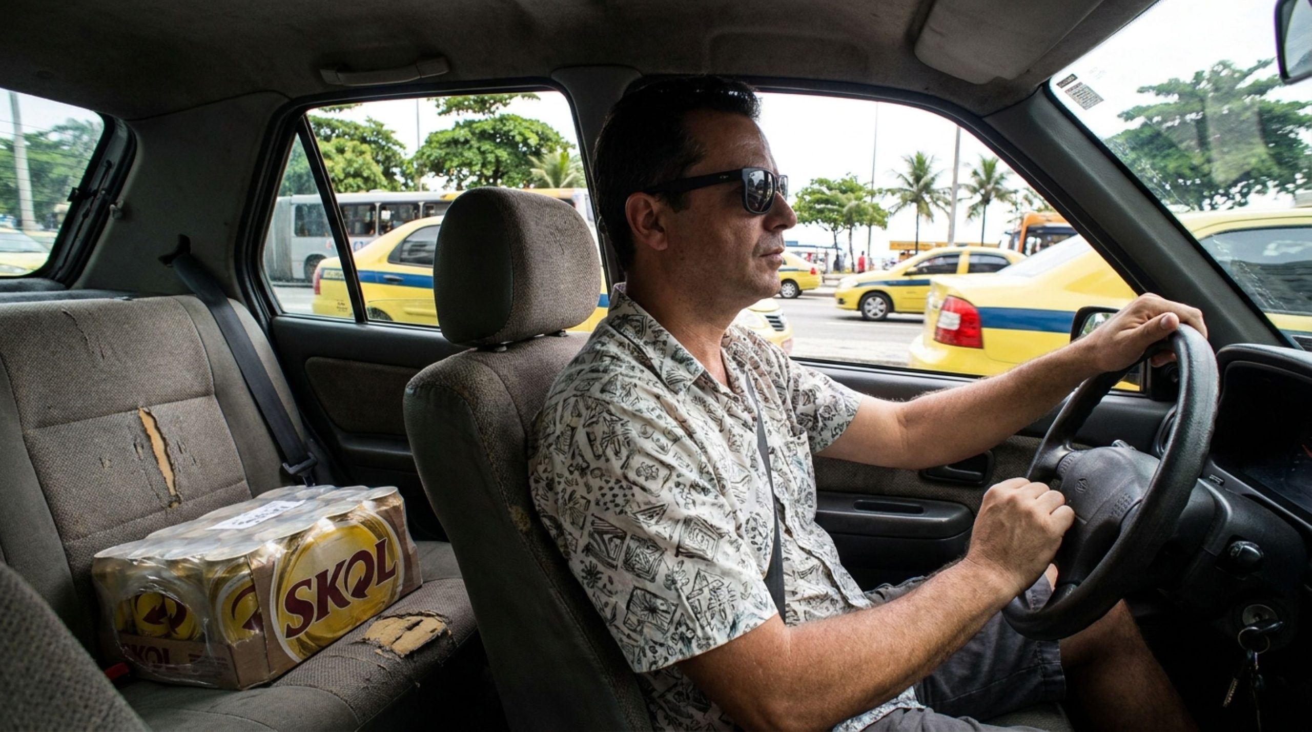 Motorista levava bebidas alcoólicas lacradas no banco ao lado, recebe multa e diz que não estava consumindo, questionando o agente