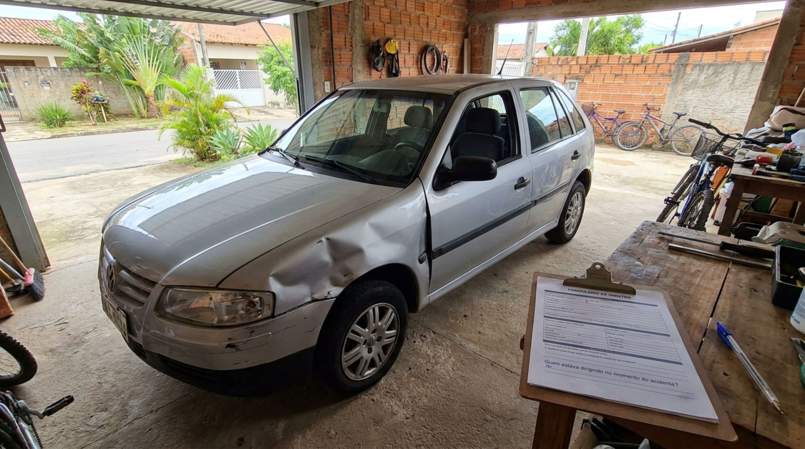Motorista empresta o carro ao filho recém-habilitado, jovem bate no portão e seguradora questiona o sinistro porque ele não aparecia na apólice, embora dirigisse apenas aos fins de semana