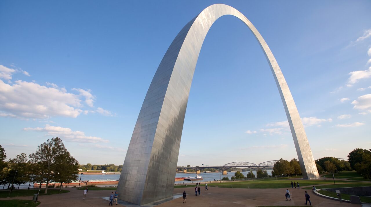 Projetado com equações matemáticas precisas para resistir a furacões e terremotos, o monumento de aço inoxidável mais alto do hemisfério ocidental balança dezenas de centímetros no céu sem tombar