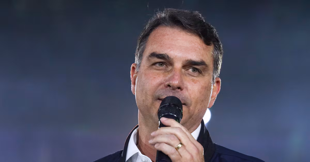 Flávio Bolsonaro vai usar pesquisas para buscar alianças, na reta final das convenções