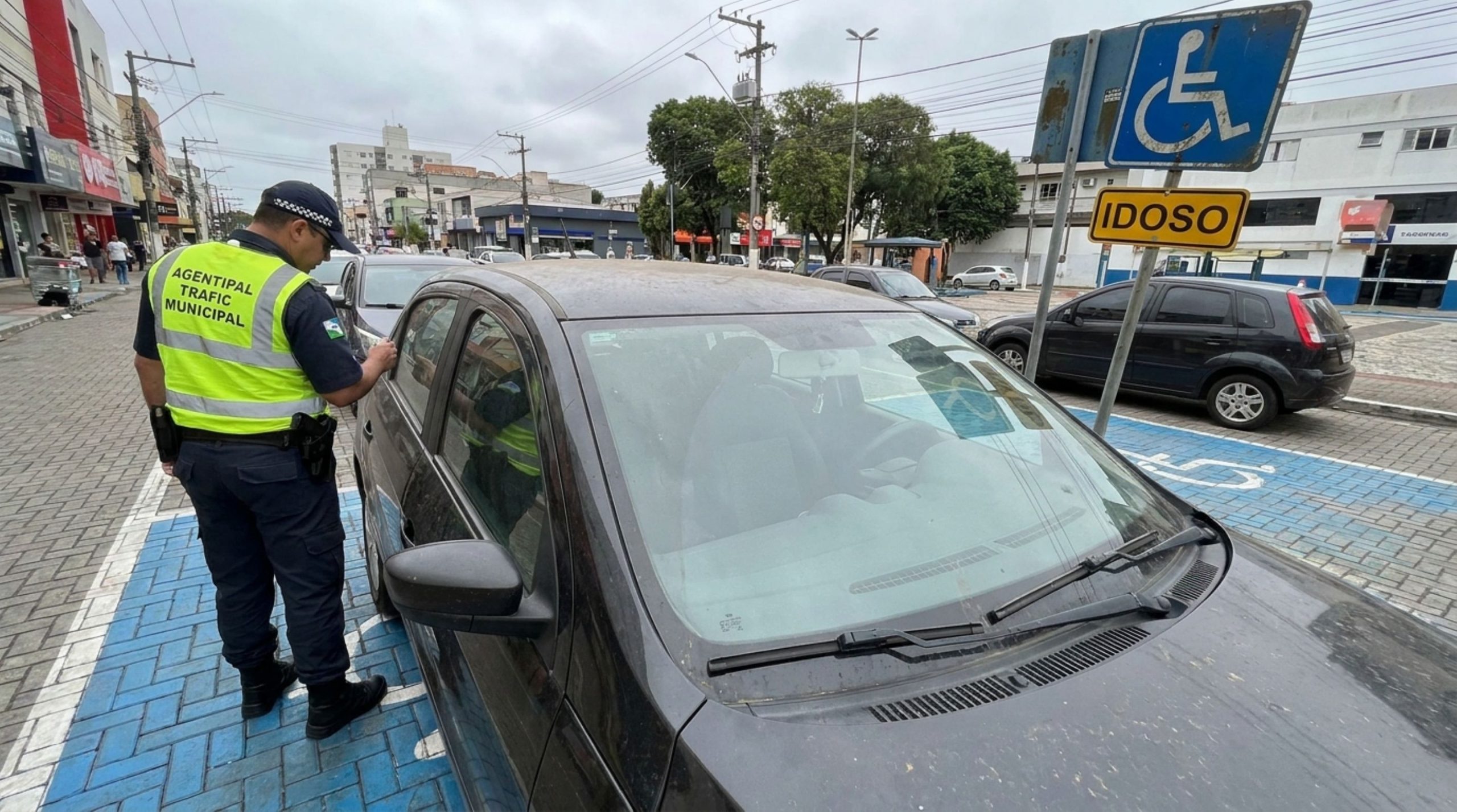 Motorista é multado em R$ 293,47 ao estacionar em vaga de idoso para buscar familiar de 70 anos e descobre que somente a presença do idoso não basta para poder utilizar a vaga