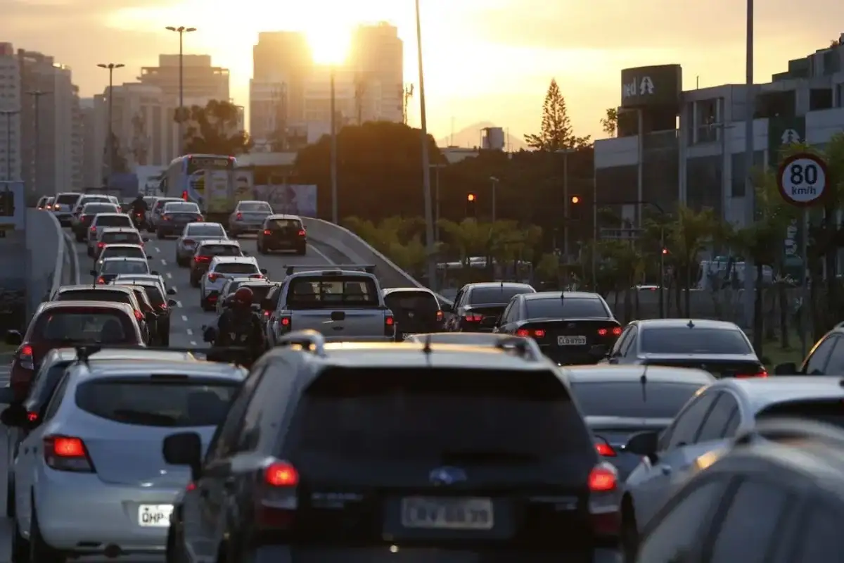 Motorista cola adesivo eleitoral no carro e descobre risco de perder o seguro