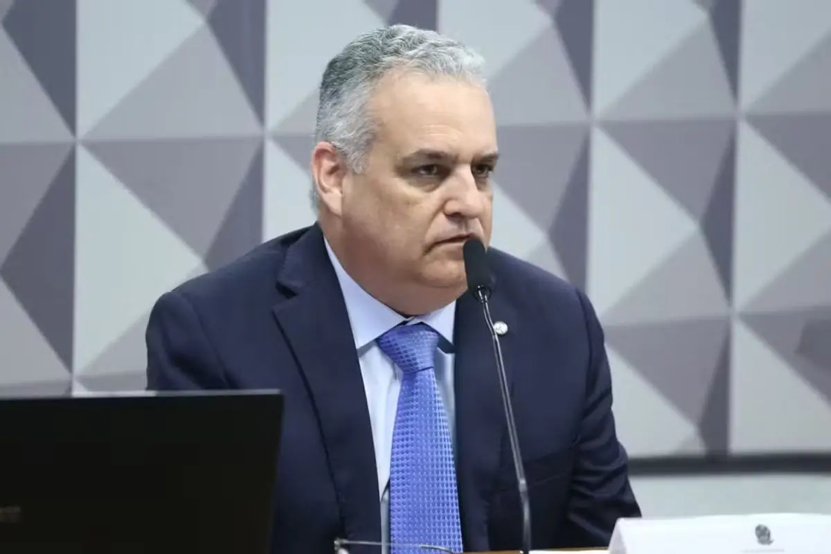 Flávio Bolsonaro anuncia Alfredo Gaspar como vice na disputa pela Presidência