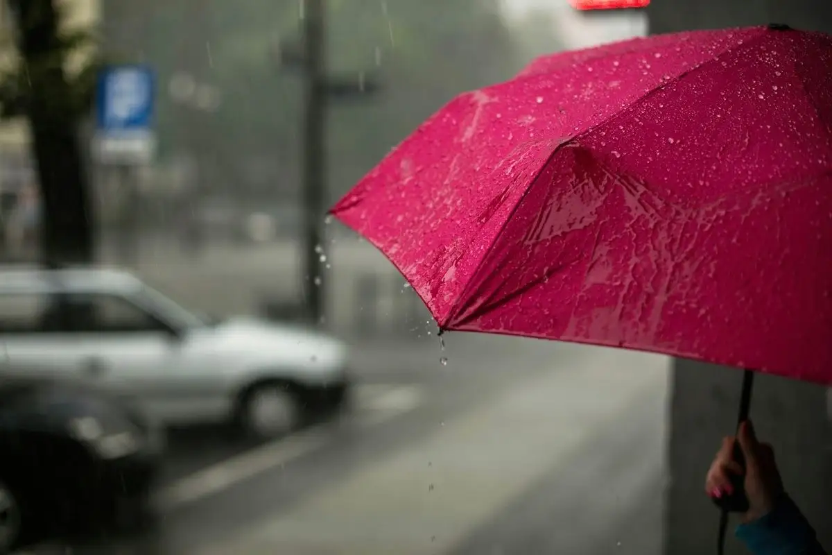 Pessoa na chuva. (Foto: Unsplash)