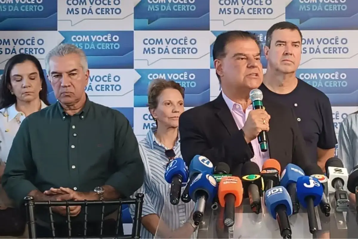 À direita e com microfone na mão, senador Nelsinho Trad (PSD), 1º suplente do ex-governador Reinaldo Azambuja (à esquerda) na chapa do PL ao Senado