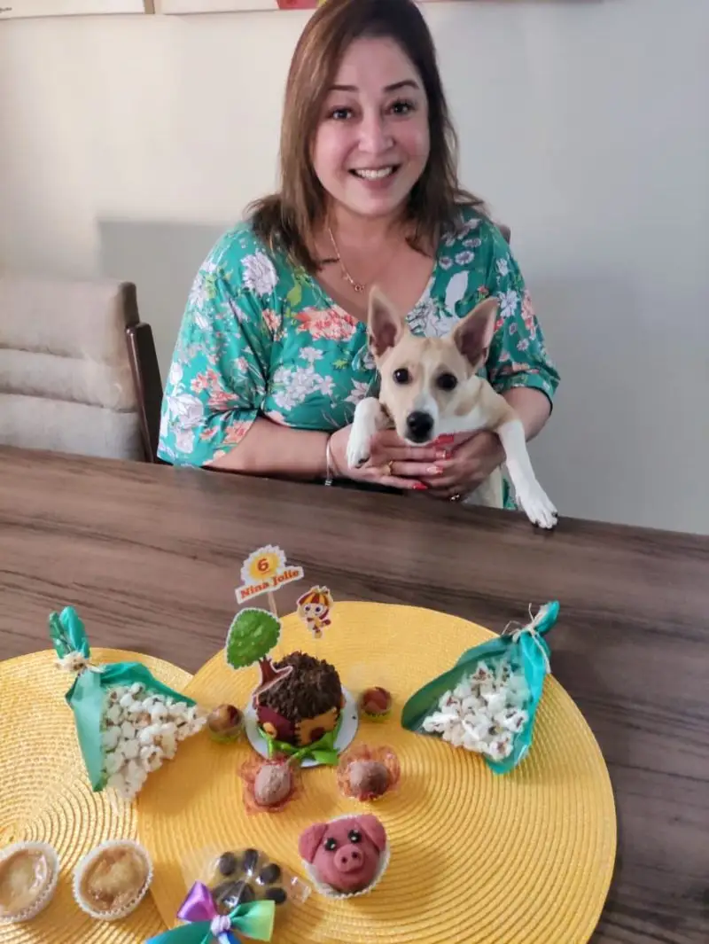 Nina Jolie e sua tutora comemorando um de seus mêsversários. (Foto: Daniela Ensinas)