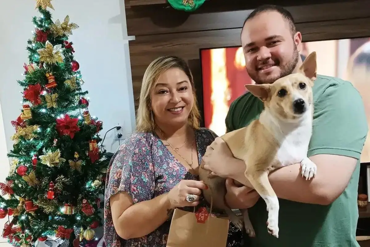 Vira-lata virou companheira inseparável de mãe e filho e passou a ocupar o centro das comemorações da família. (Foto: Daniela Ensinas)