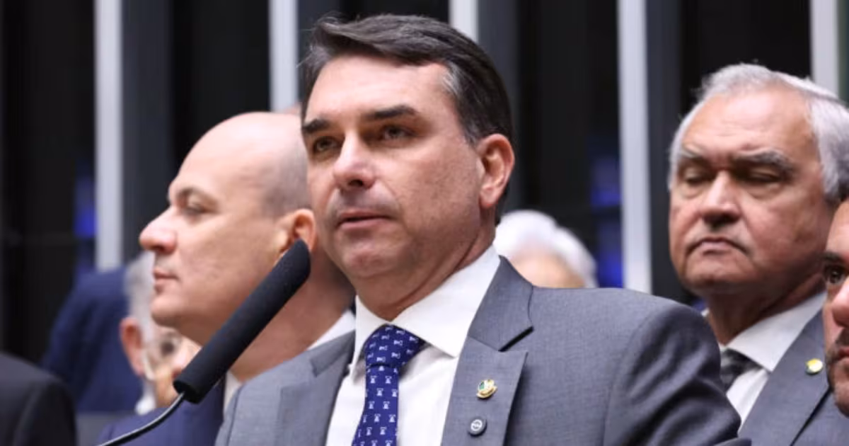 Flávio Bolsonaro diz que operação contra Dark Horse tem motivação política