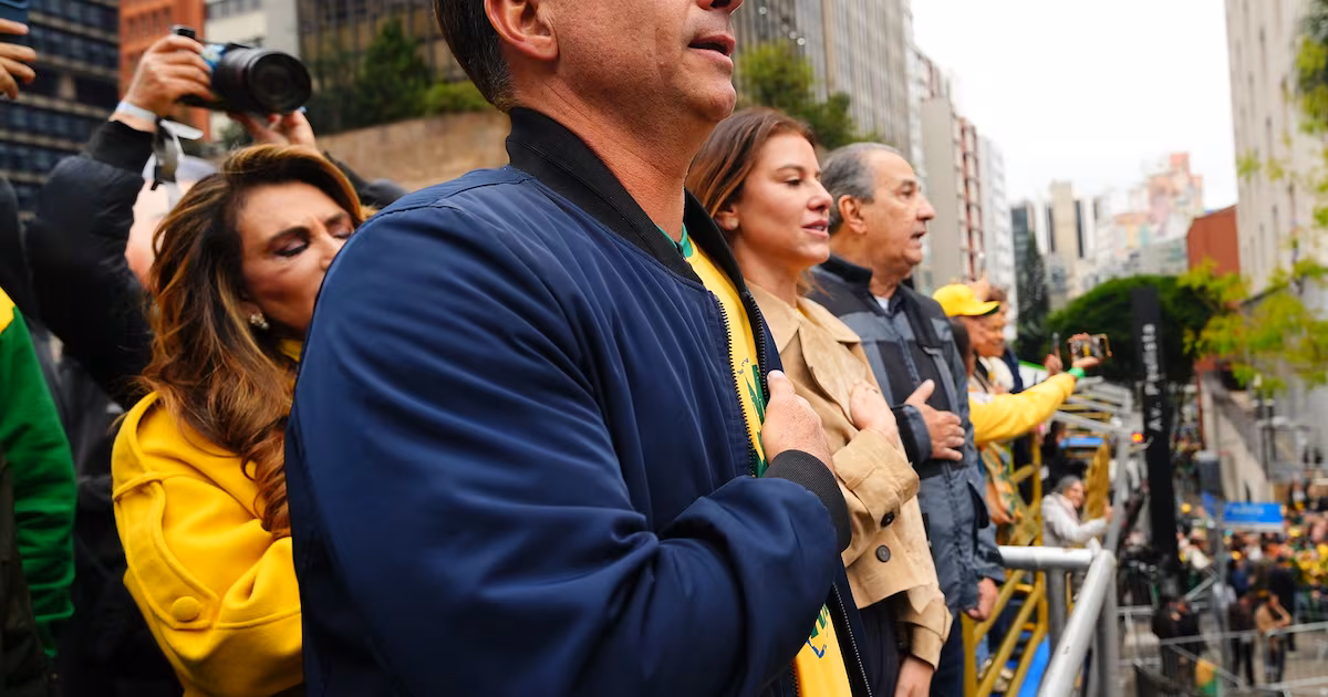 Com crescimento nas pesquisas, Flávio Bolsonaro vai insistir em vincular Moraes ao governo