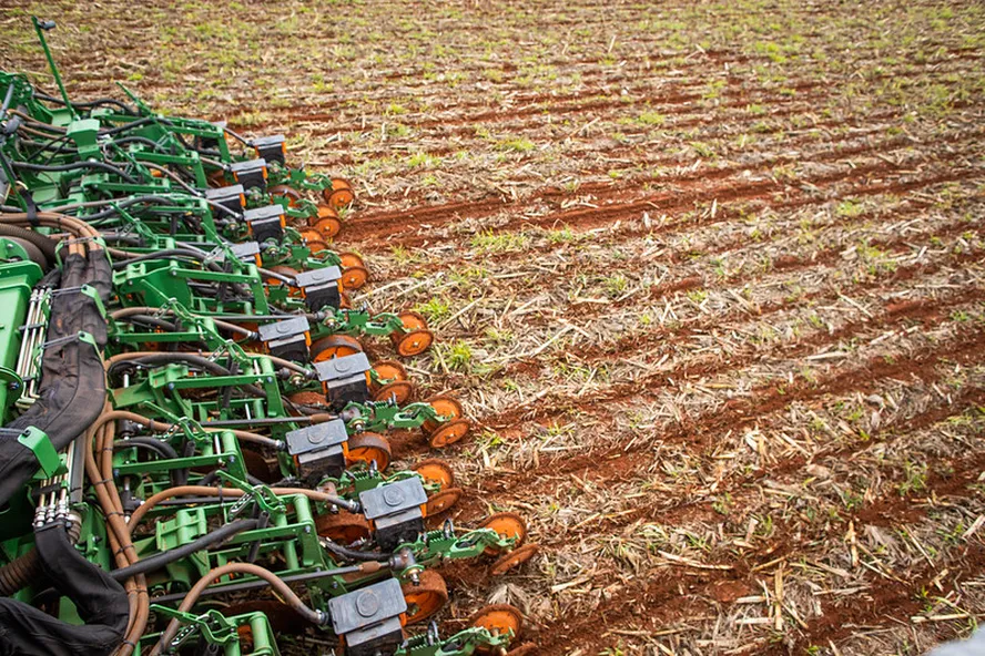 Sistema Famato | Plantio da soja 2026/27 começa em MT e ritmo já supera safra passada, diz Imea
