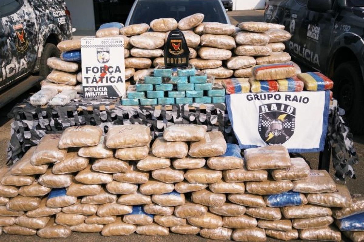 PM apreende 231 tabletes de drogas e prende dois homens em MT