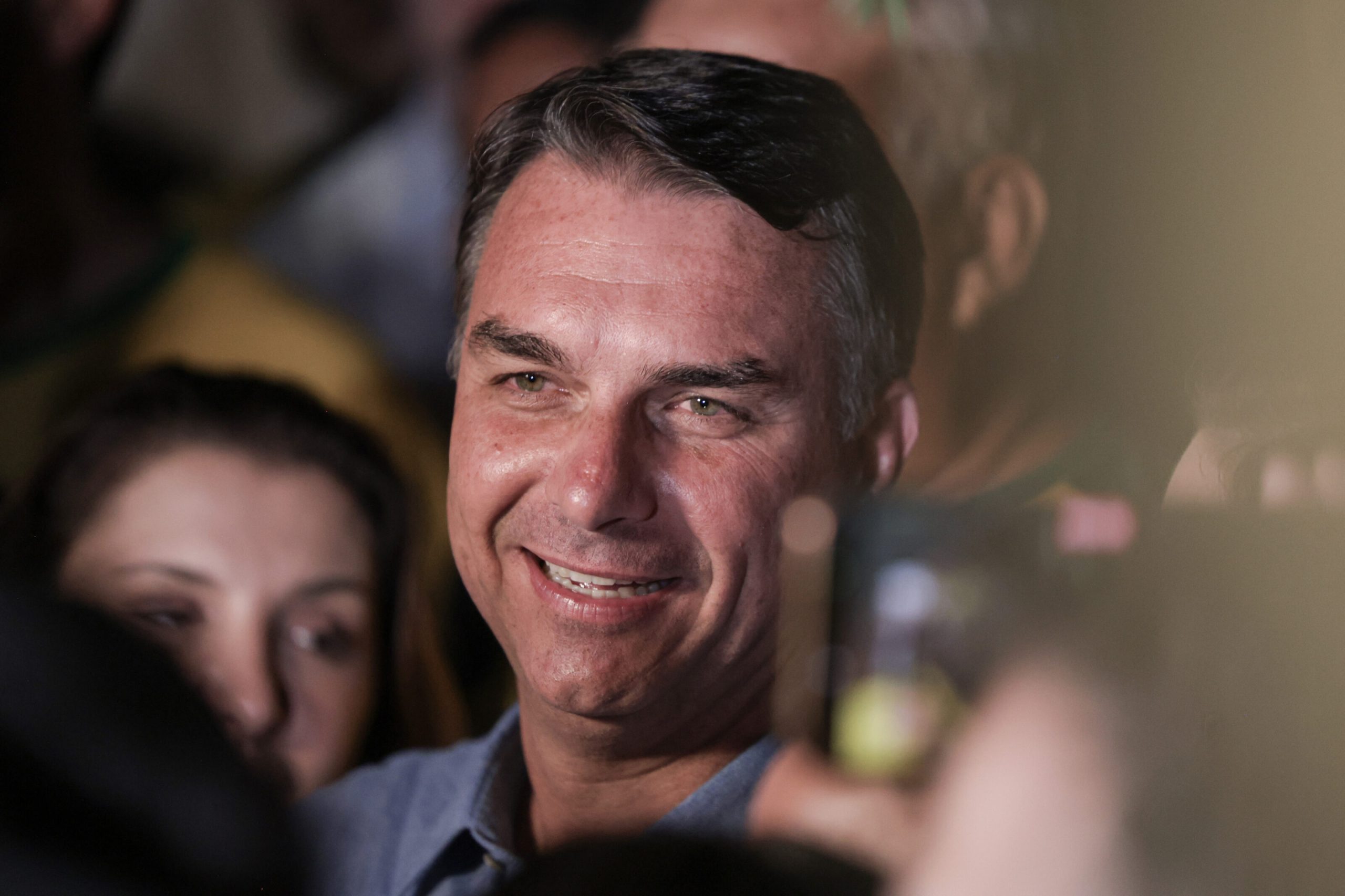 Escritório de Flávio faturou ao menos R$ 13,7 milhões desde 2023