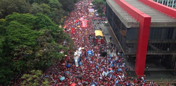 Flávio estraga o próprio disfarce ao injetar droga em ato pró-Lula