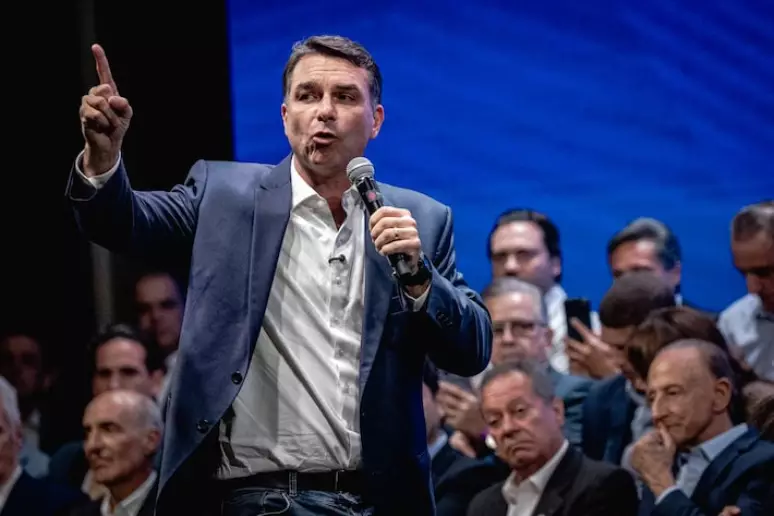 Campanha de Flávio Bolsonaro pede cassaçao da chapa de Lula