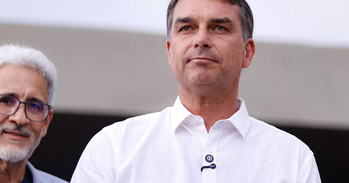 TSE vota por unanimidade para barrar propaganda que liga Flávio Bolsonaro ao crime organizado