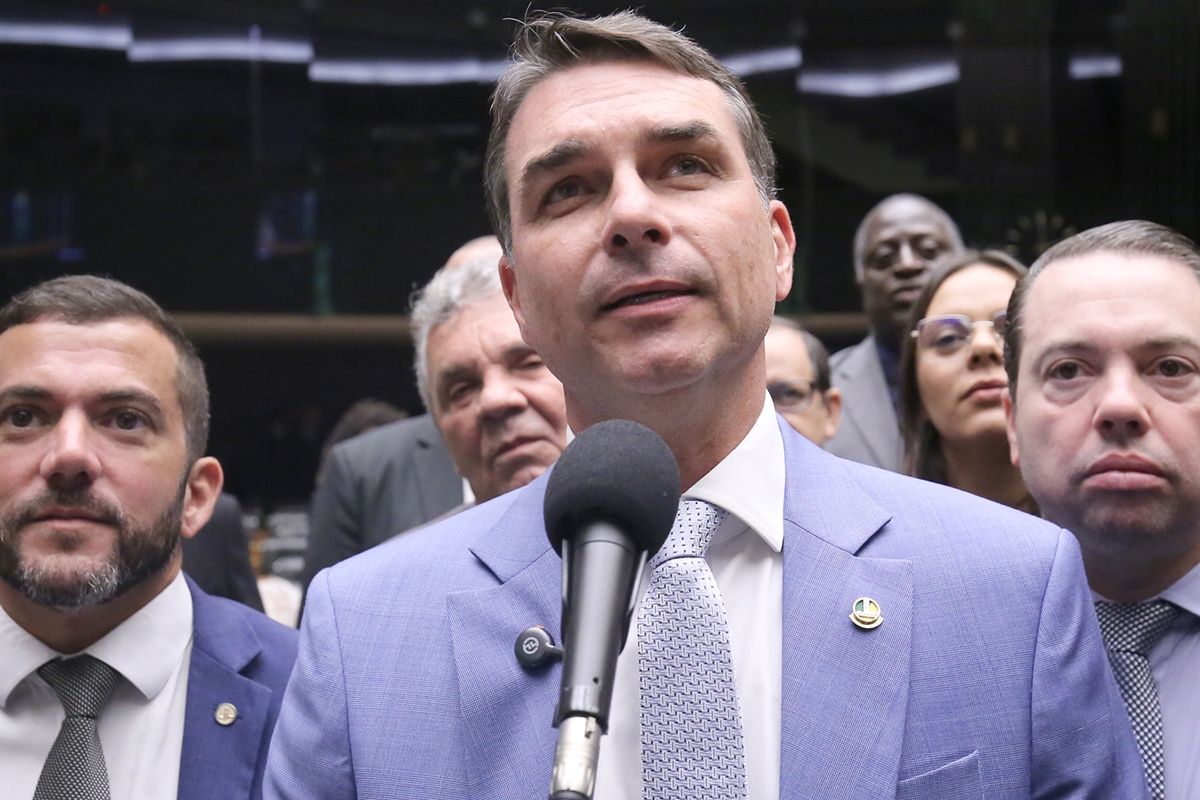 Flávio cria site anti-fake news e prevê mínimo corrigido pela inflação