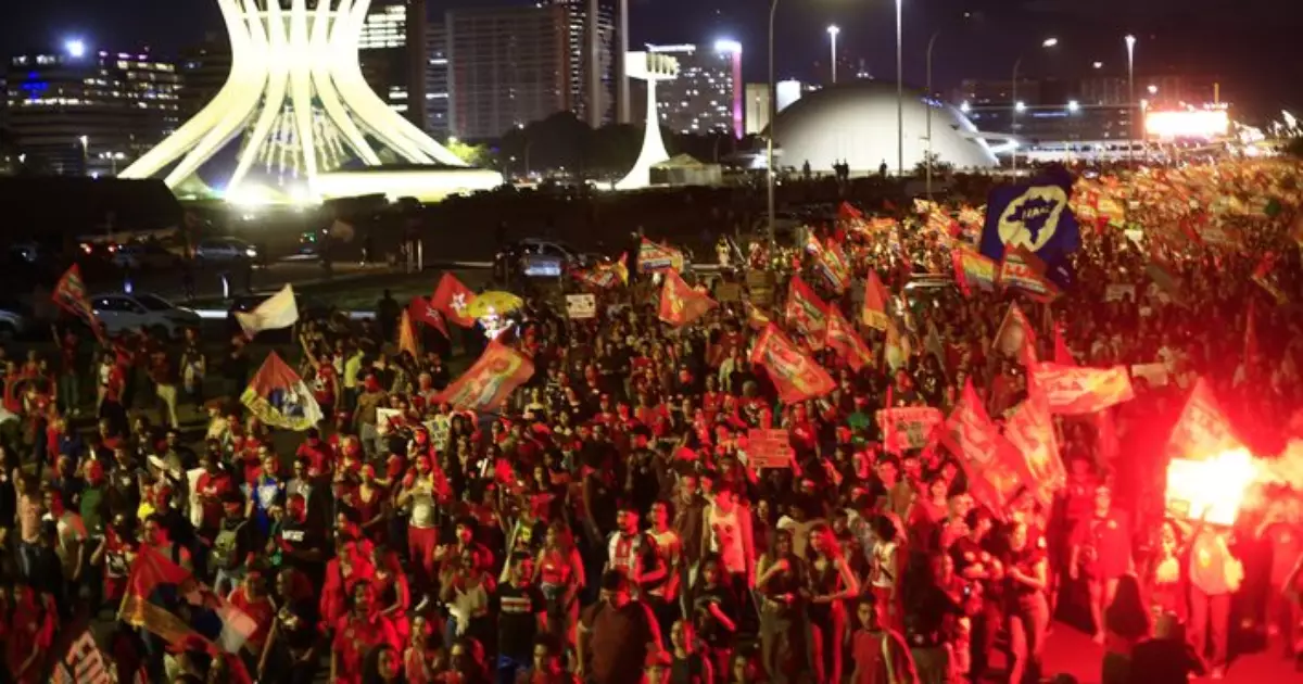 Manifestantes fazem ato pró-Lula na Esplanada dos Ministérios